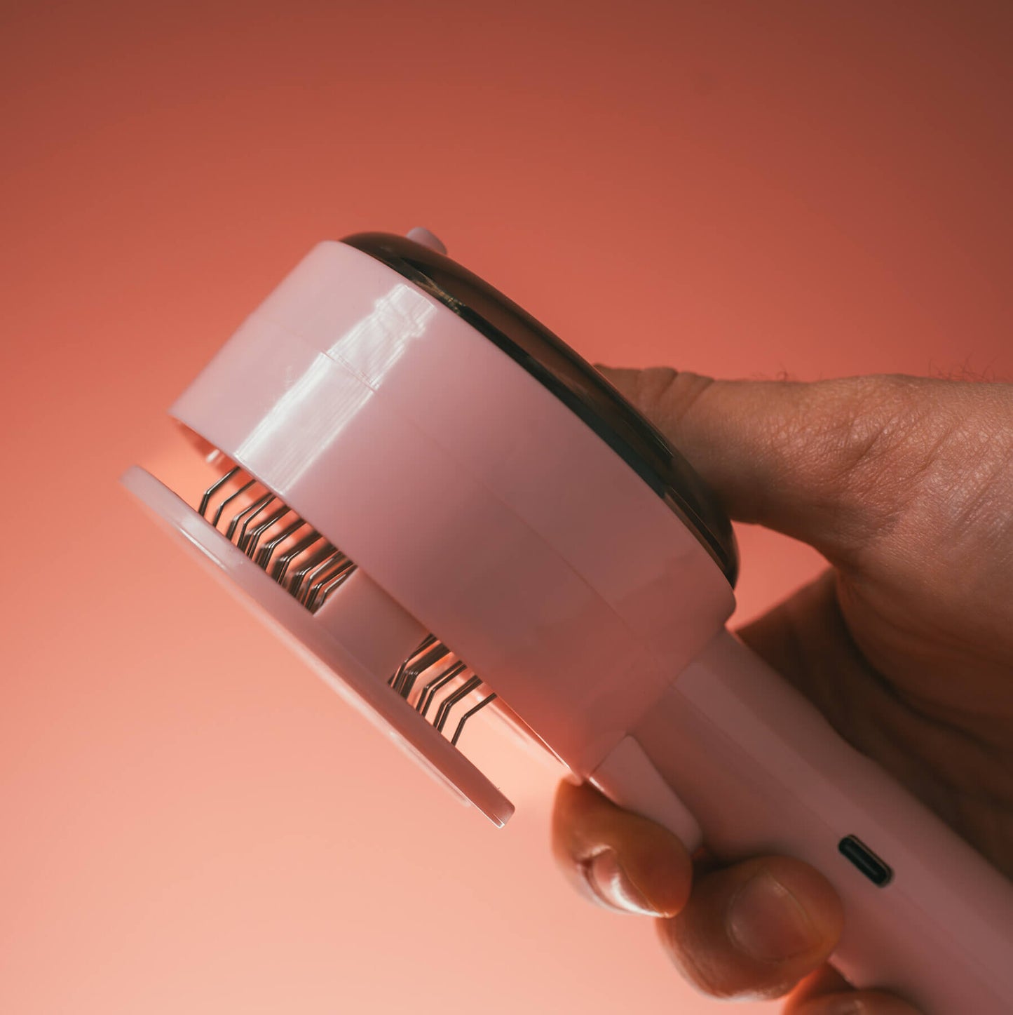 Intense Groom Brush mit UVC-Licht Detail